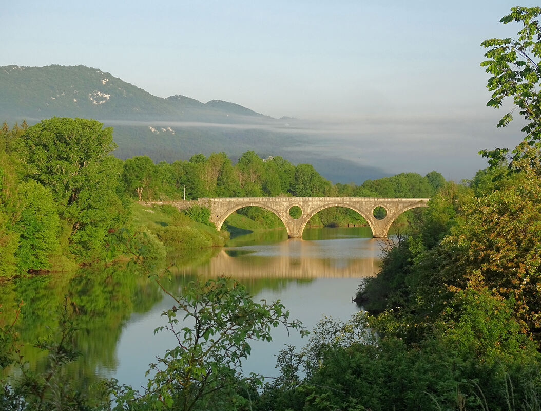 Rijeka Lika i Kosinjski most gledan iz smjera juga