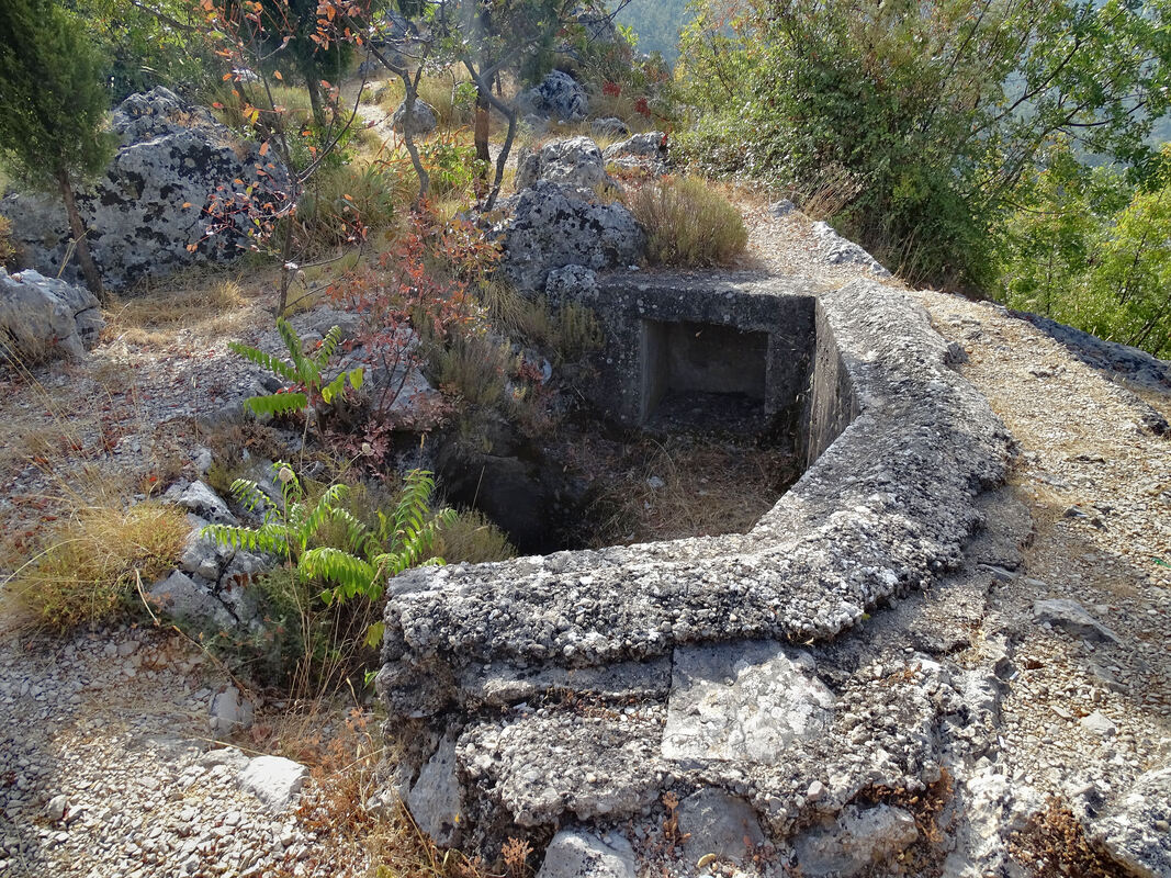 Napušteni bunkeri na vrhu Predolca