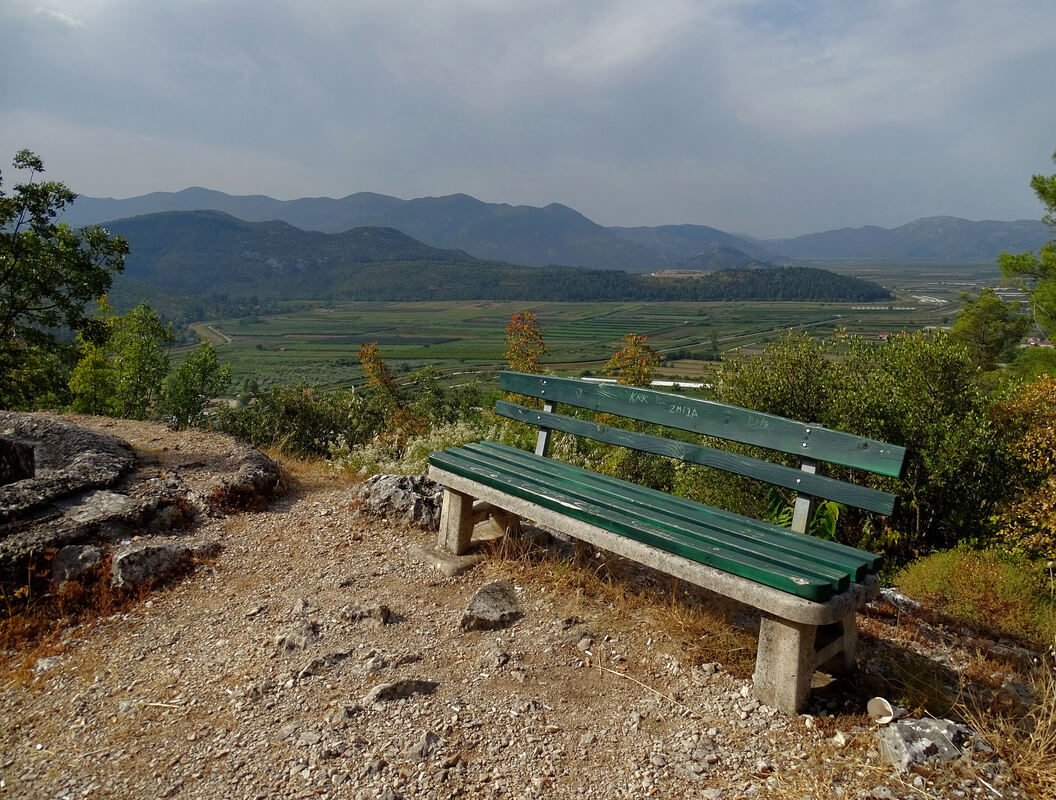 Vidikovac na tjemenu brda Predolac, s pogledom na dio doline Neretve i pobrđa planine Žabe