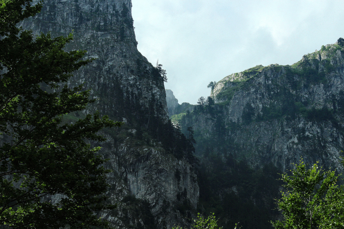 Stijene Bjeljiča nad dolinom Ropojana