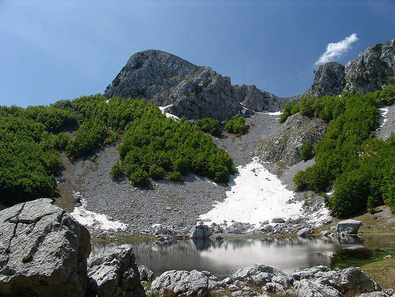 Jezero - malo ledenjačko jezero po kome je Jezerski vrh na Lovćenu dobio ime.