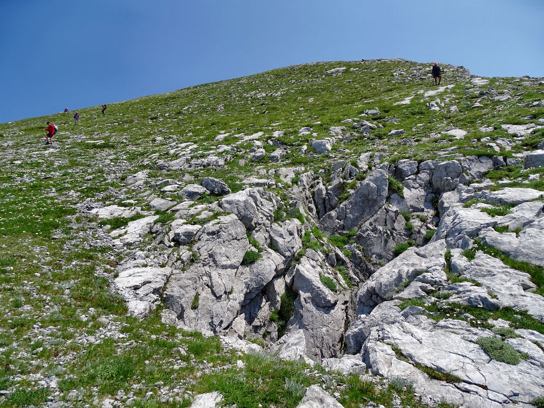 Položaj jame uz prijevoj koji dijeli vrhove Madhe i Shnikut