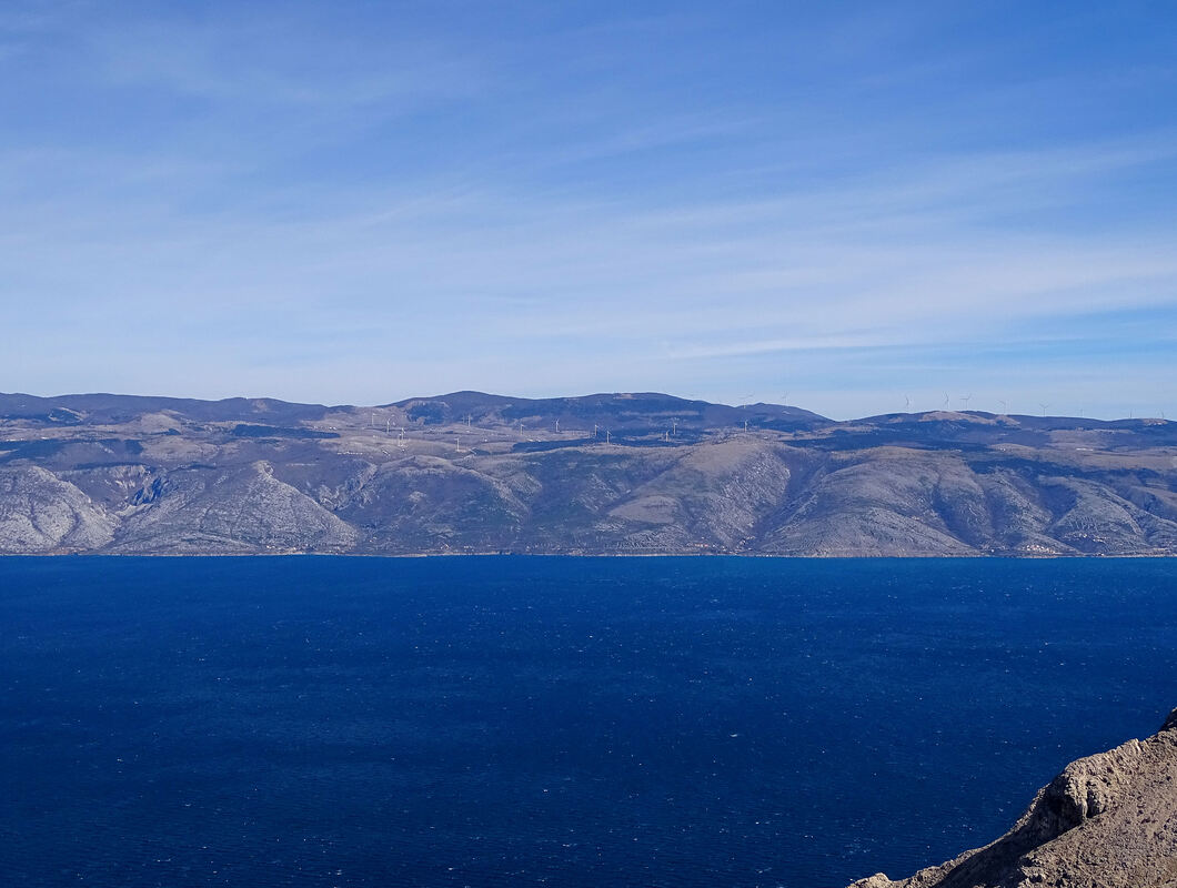 Pogled preko Velebitskog kanala na primorsku padinu Alinog bila s vrha Diviška na otoku Krku.
