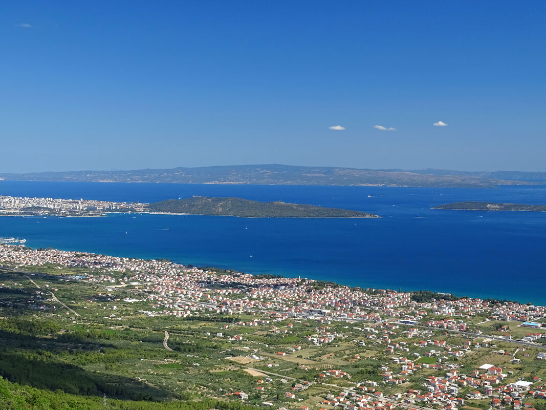 Pogled s grebena Kozjaka na Brač, poluotok Marjan, Kaštelanski zaljev i Kaštela