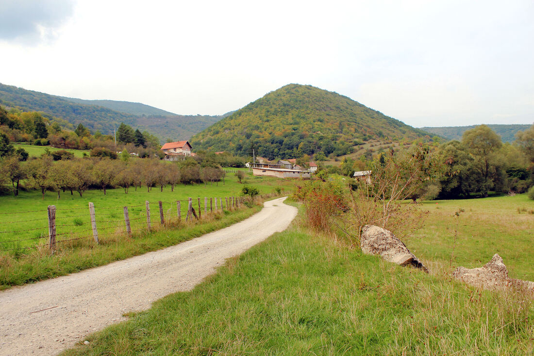Pogled na selo Bastase (zaselak Župa) i glavicu Obljaj (674 m).