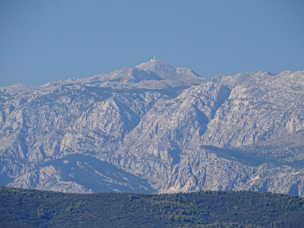 Pogled s Pelješca, preko hrpta otoka Hvara, prema najvišem vrhu Biokova