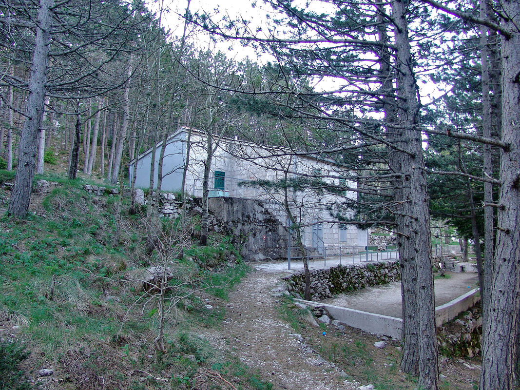 Napuštena kuća pod Vošcem, kod koje završava jedan krak biokovske ceste