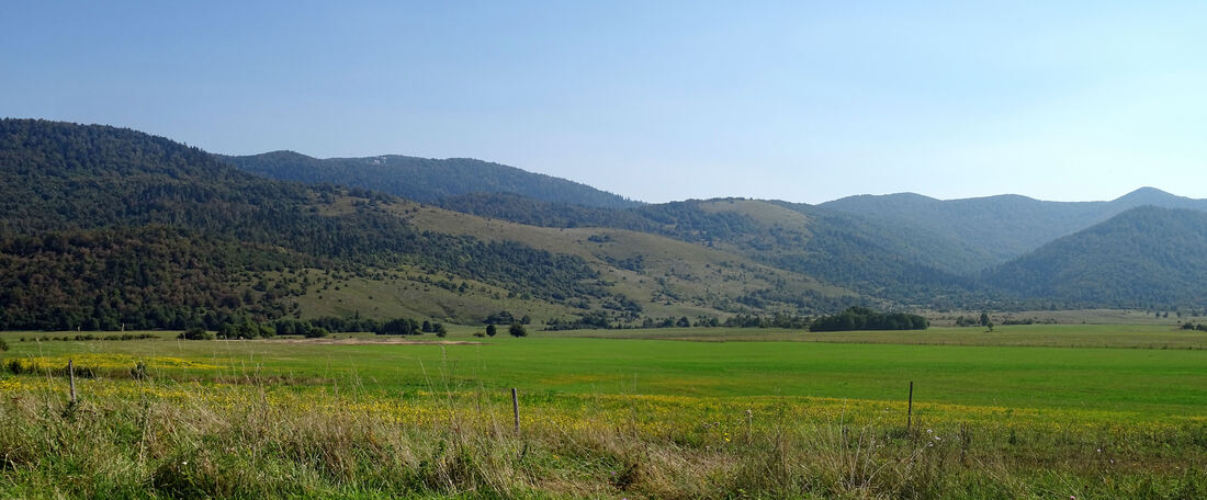 Pogled iz Ličkog polja na Bitoraj