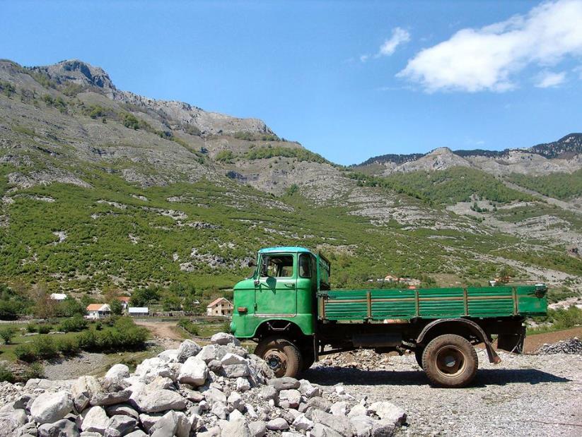 Bogë, kamion IFA. Kamion IFA (Industrieverband Fahrzeugbau; proizvodio se u Istočnoj Njemačkoj) jedan je od simbola života na selu u Albaniji u vrijeme komunizma. Njegova visina I sposobnost vožnje po najtežem terenu te jednostavnost upravljanja njime bili su nenadmašni. IFA snimljen u Bogi.