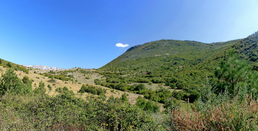 Prijevoj Prevorac (542 m). Prijevoj se nalazi između kanjona Bregave i Dabarskog polja te razdvanja Hrgud od Kubaša. Prijevojem prolazi magistralna cesta D6, na dionici Stolac - Berkovići.