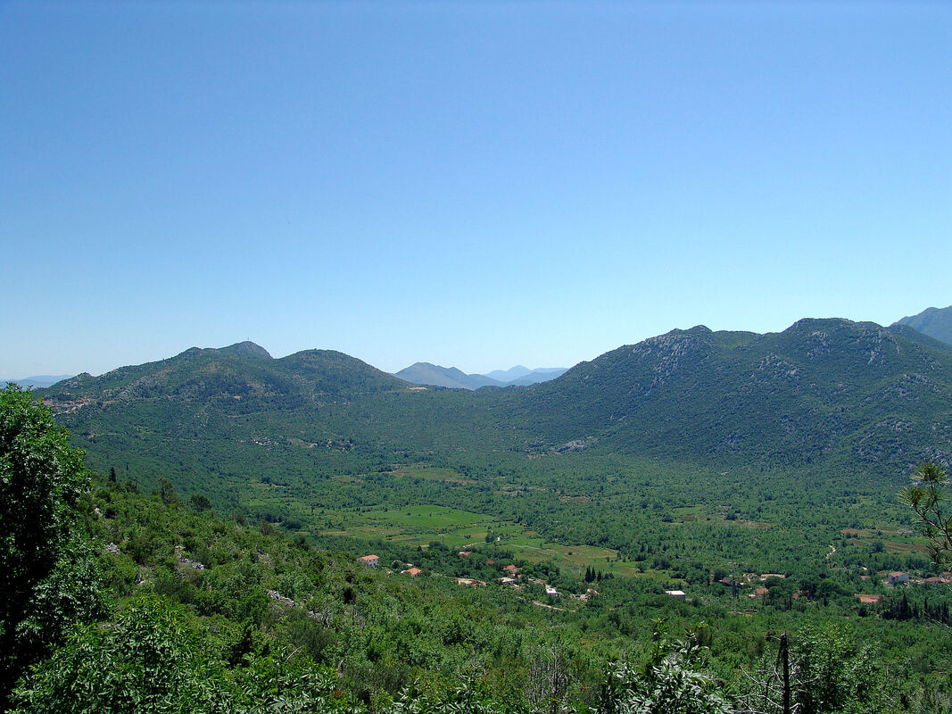 Polje Bunina između brda Radović (desno), Gradina (lievo) i Matokita (padina odakle je snimljena fotografija)