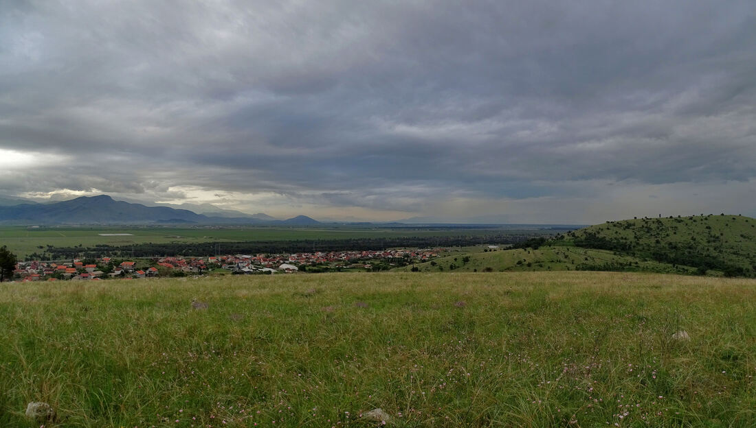 Pogled s Dajbabske gore na južni dio Ćemovskog polja; pogled se pruža od Hotskih brda, preko Prokletija (daleko na horizontu), bazena Skadarskog jezera i planine Rumije