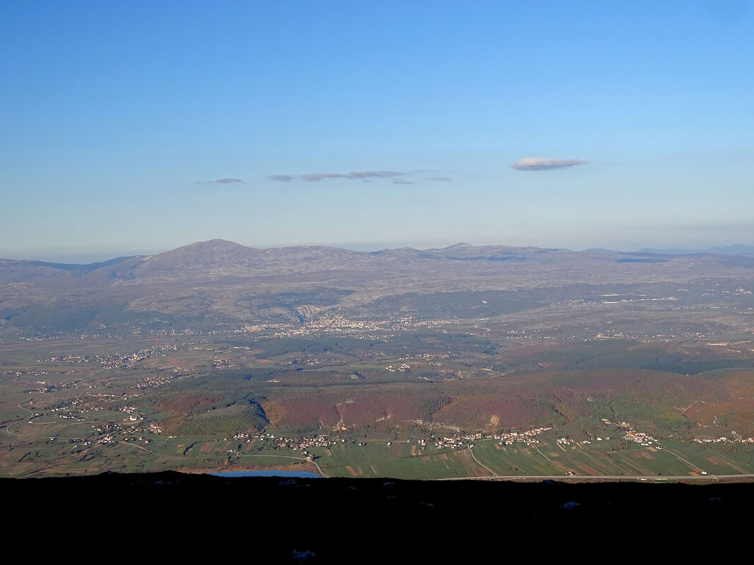 Pogled s vrha Kamešnice na Livanjsko polje, grad Livno, visoravan krug i Cincar planinu