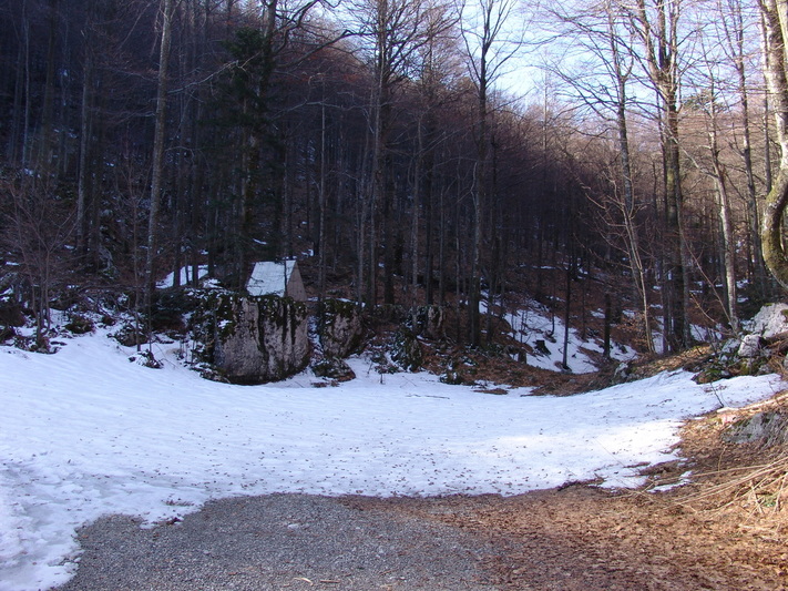 Drugo šumsko okretište Posjednja točka gdje se mogu parkirati vozila ukoliko se nastavlja pješice planinarskom stazom prema Planinarskom domu na Bijelim stijenama i Velikoj Javornici.