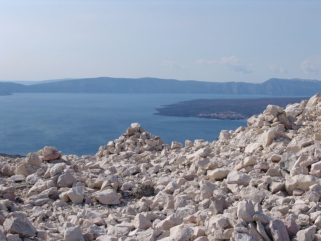 Pogled na istočnu obalu otoka Cresa sa Obzove, najvišeg vrha otoka Krka