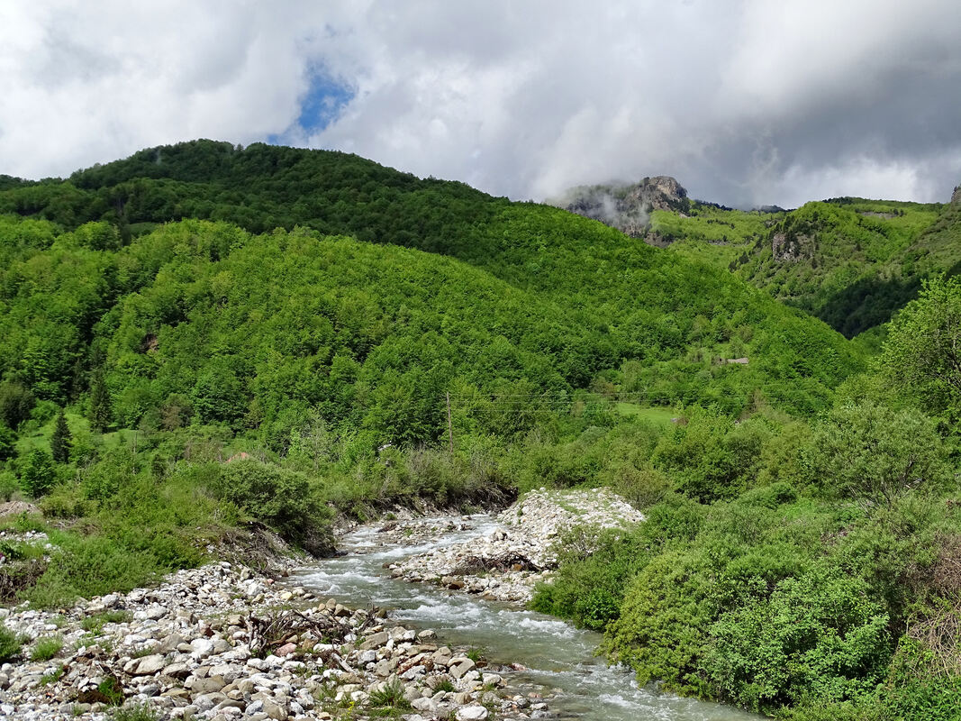 Pogled na rječicu Bistričicu u uzvodnom smjeru; snimak od mosta kod zaselka Budžaci (Dolja), neposredno prije spajanja ove rijeke s Crnom Doljom koja pristiže iz doline Grebaja.
