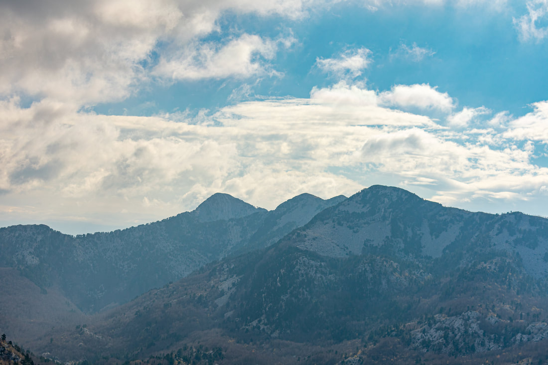 Pogled od Šišavaca na greben Prase, Zubački kabao, Buganju gredu i Visoki brijeg (1833 m), podno kojeg je Gnjila greda (1619 m)