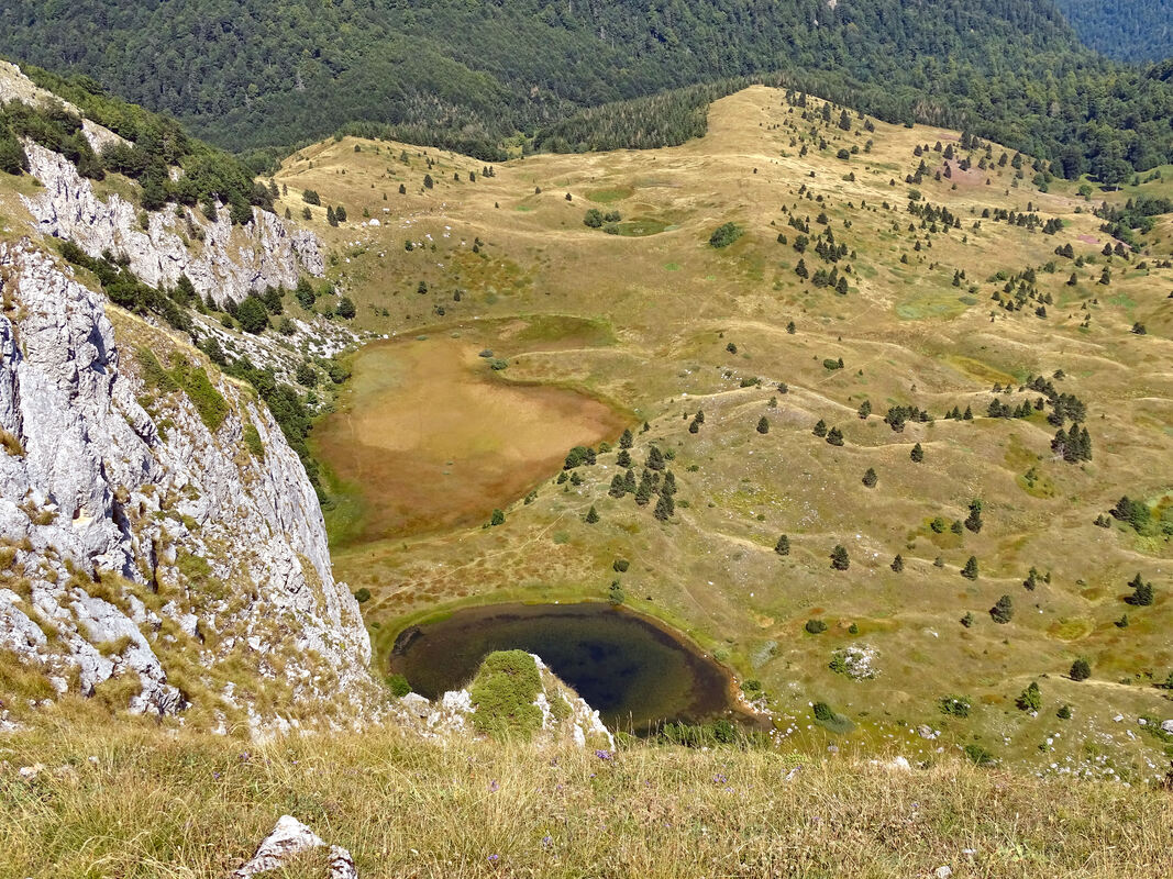 Pogled na jezero Gornje Bare  u podnožje grebena Tovarnica i Uglješina vrha