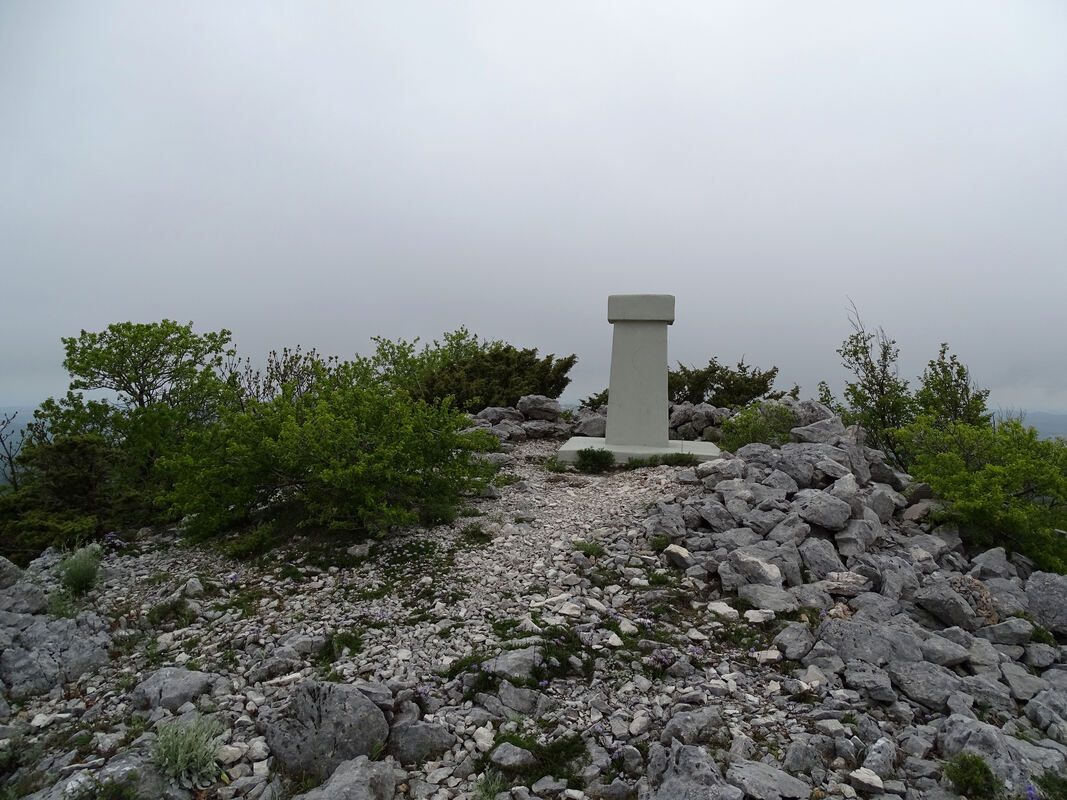 Vrh Vilaje oblježen je trigonometrijskim betonskim stupom