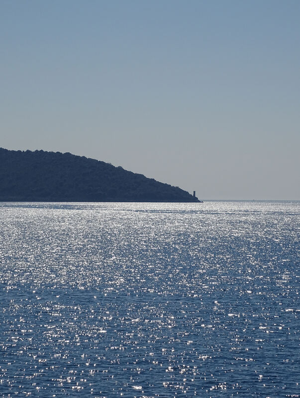 Pogled prema otoku Plavniku s trajekta Valbiska (Krk) - Merag (Cres)