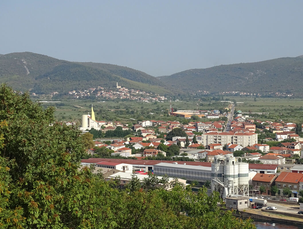 Pogled preko Metkovića u smjeru Vida na obroncima Dragovije (lijevo, u pozadini)