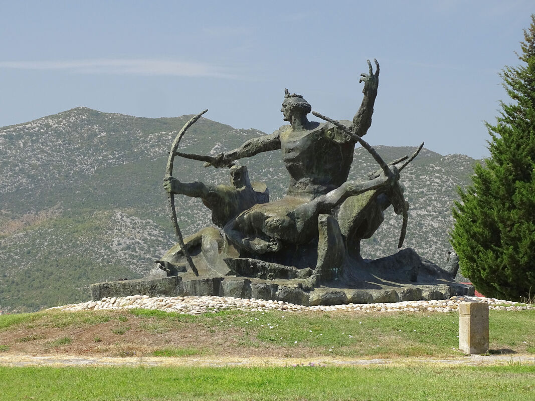 Između groblja i župne crkve u Vidu godine 1997. otkriven je veliki brončani spomenik kneza Domagoja, rad akademskog kipara Stjepana Skoke.
