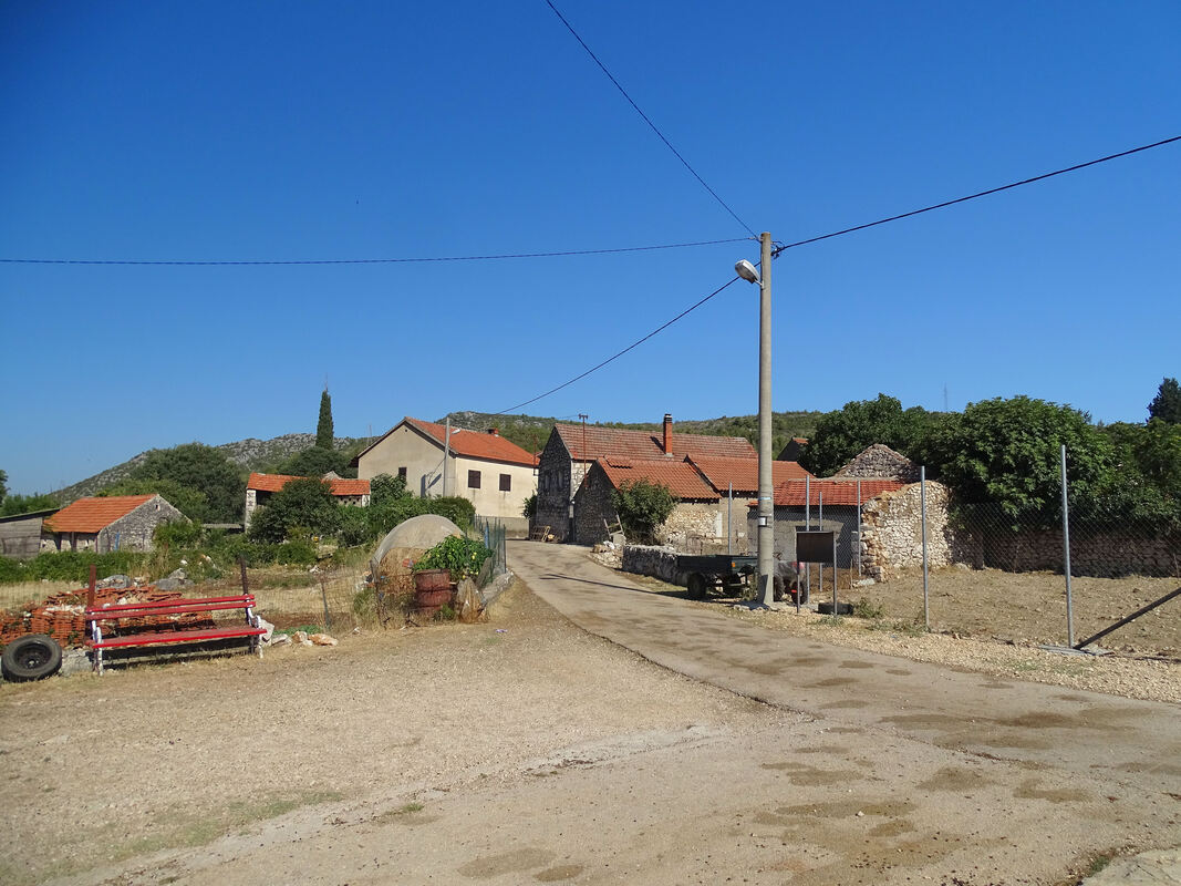 Selo Glušci, pogled iz smjera crkve