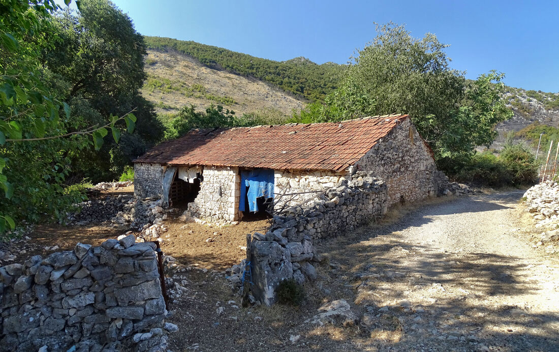 Glušci, tradicijski gospodarski objekt (kamena štala) na rubu sela