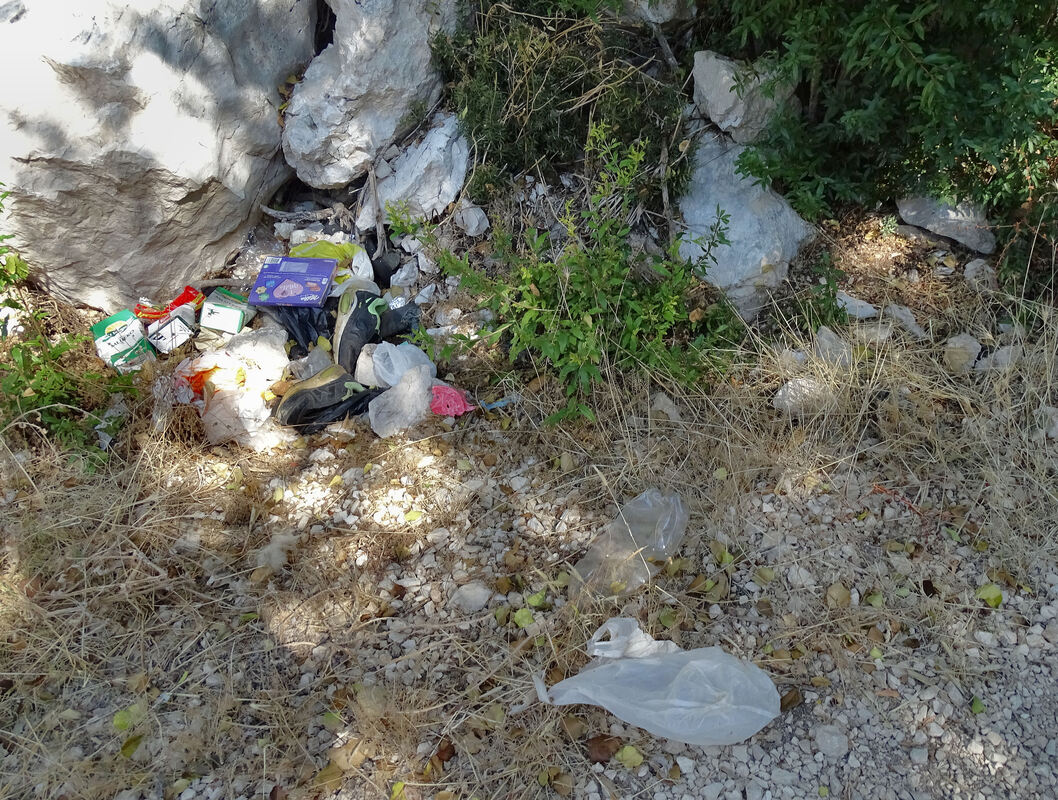 Krški teren u okolici sela Glušci na mnogim mjestima nečišćen je otpadom.