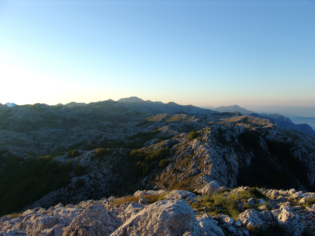 Pogled na dio Biokovske zaravni sa vrha Vošac. Najviši vrh koji se vidi na grebenu Biokova je Kimet, a desno u pozadini vidi se Sutvid.ture