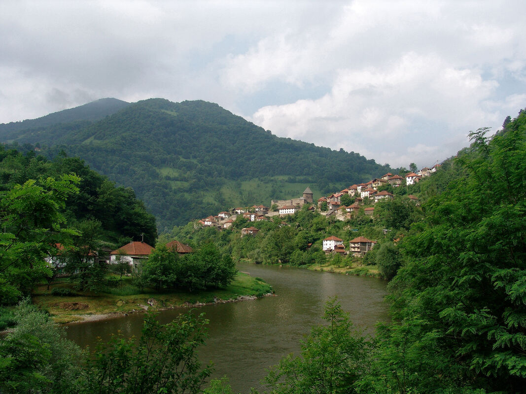 Pogled na rijeku Bosnu, Vranduk i Vepar u pozadini