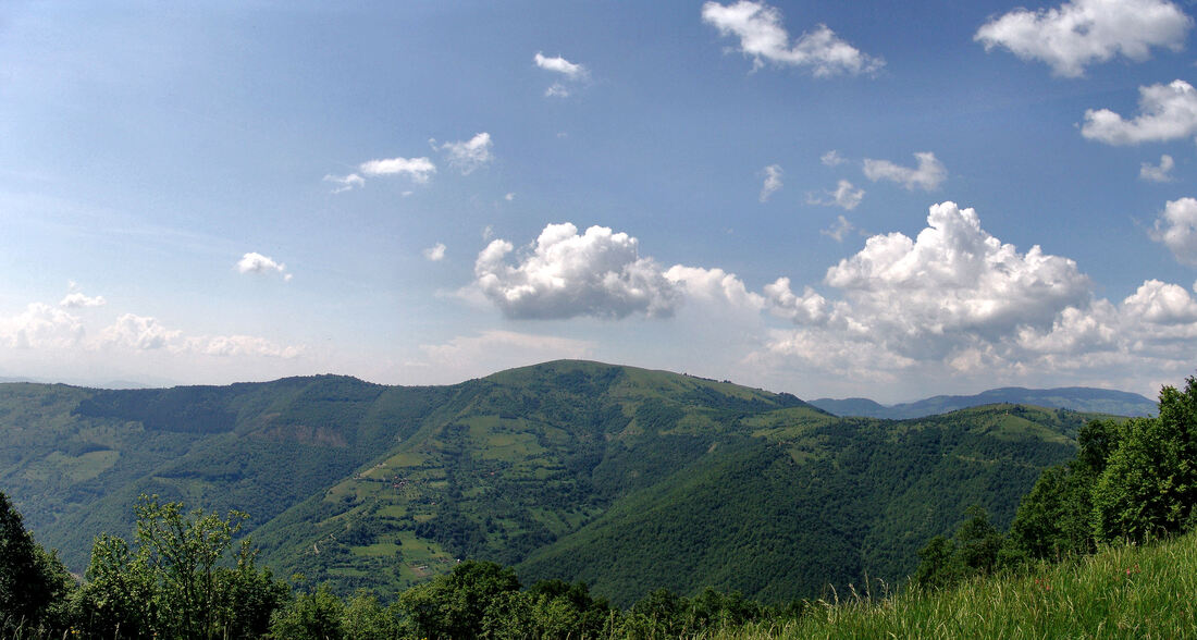 Pogled s Uževice (zapadni dio grebena Bukovika) prema Motki