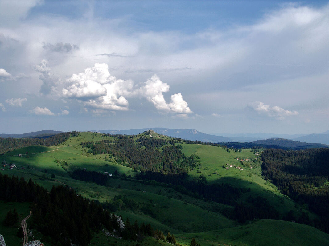 Pogled s vrha Bukovik na vrh Crepoljsko u čijem se podnožju (desno) vide kuće zaselka Gvozdarevo