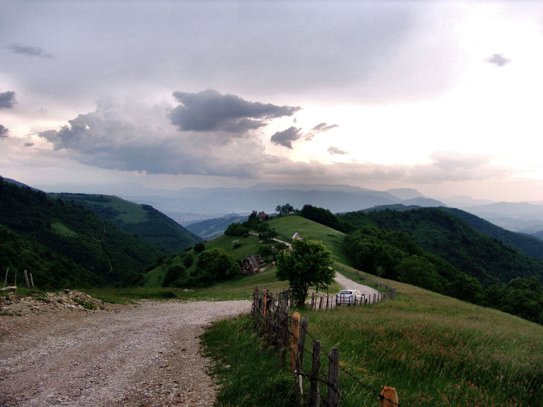 Travnati greben ispod stijene Uževice. Pogled u smjeru Sarajevskog polja. Na horizontu su Igman i Bjelašnica. Dolje, u Sarajevskom polju vidi se brdo Hum s telekomunikacijskim tornjem.