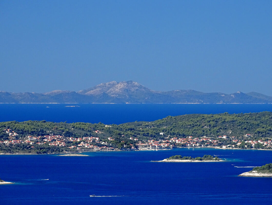 Pogled s Pelješca, preko otoka Korčule, na otok Lastovo (na horizontu)