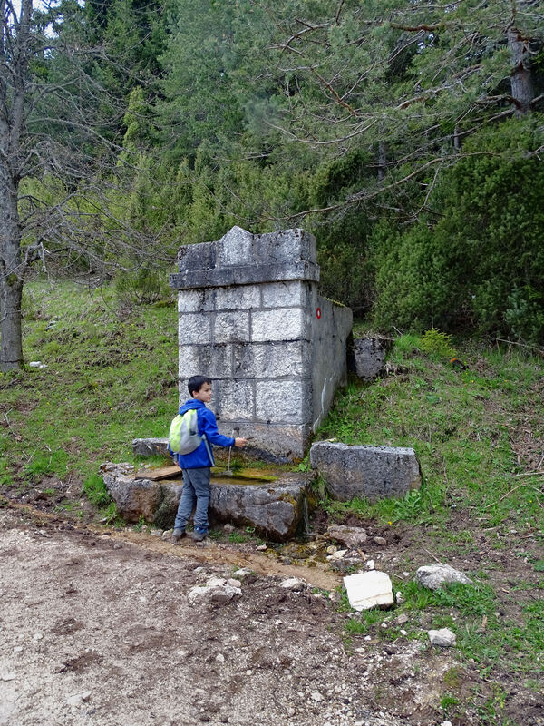Česma za vodu s kamenim koritom koju je navodno napravio neki Dalmatinac kao zahvalu domaćinima u ovome selu na gostoprimstvu