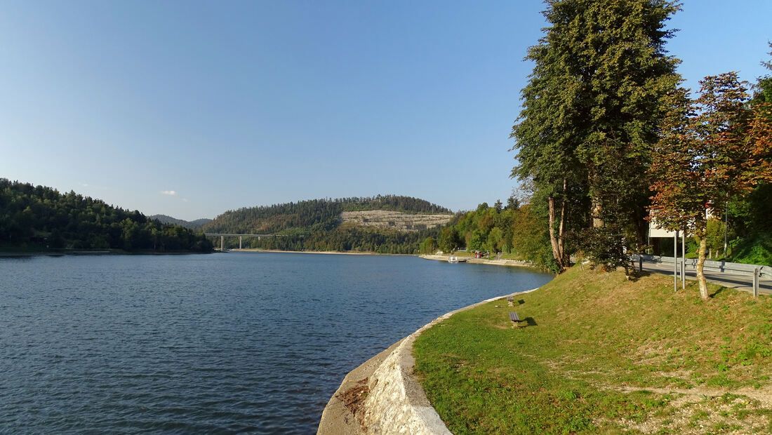 Jugoistočna obala jezera Bajer između Fužina i Preradovića brda. Uz nju prolaze cesta i uređena šetnica.
