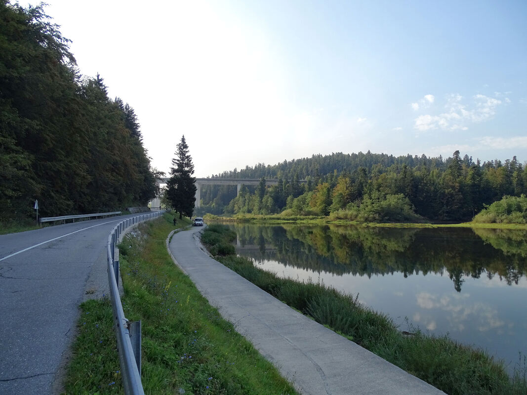 Šertnica i cesta uz jezero Bajer podno Preradovića vrha