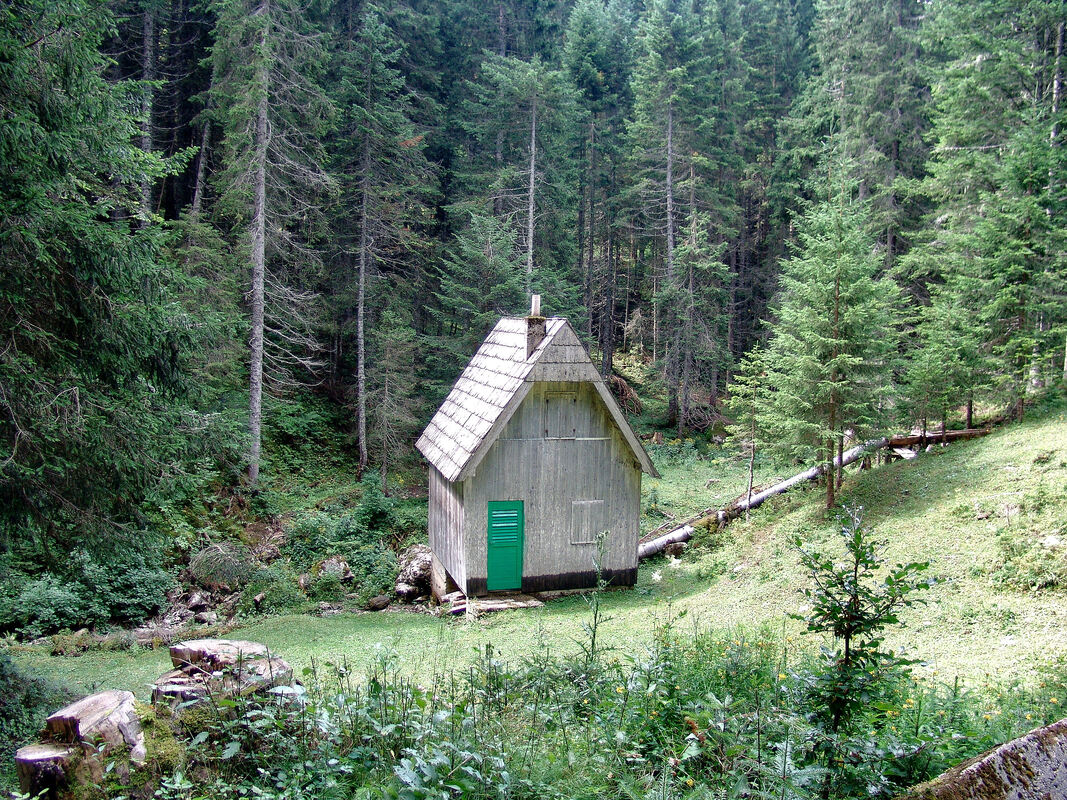 Rekonstruirani mlin na Mlinskom potoku, podno odmarališta koje je uređeno uz šumsku cestu kojom se ide prema Zmijinjem jezeru. 