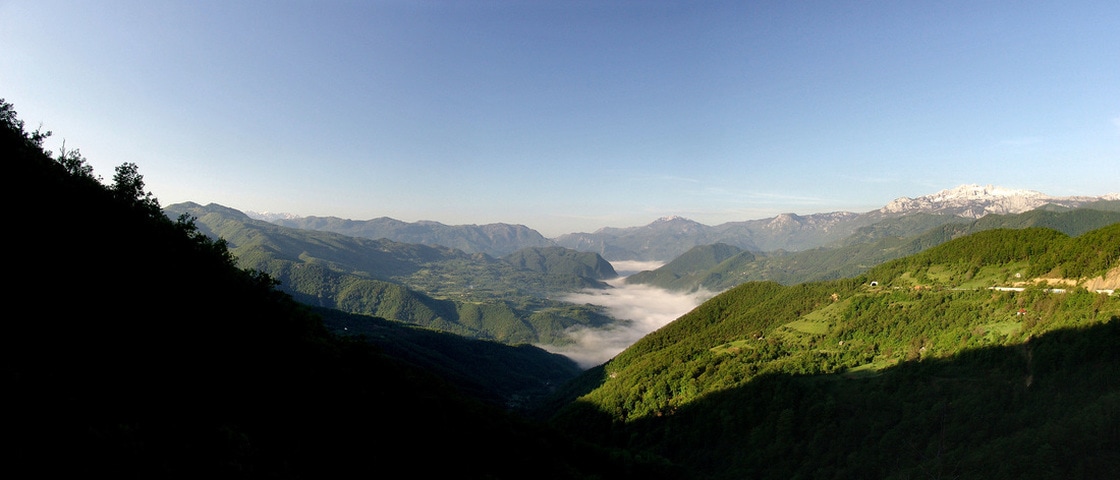 Pogled na kanjon Morače i Maganik (desno) s prijevoja Crkvine