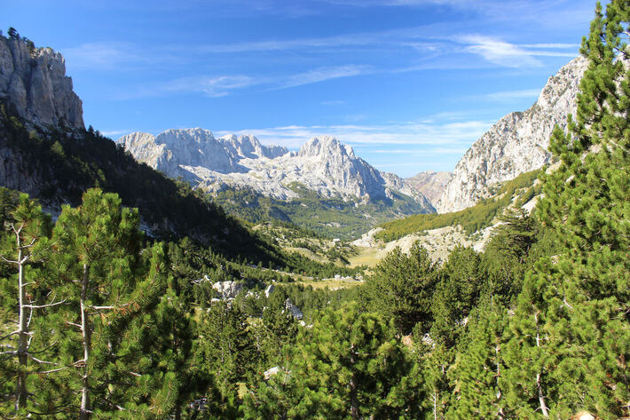 Gropa e Portës. Pogled iz smjera istoka sa staze koja vodi na prijevoj Vijave. Lijevo su stijene vrha Maja e Shtegut, a u pozadini vrhovi skupine Rabës.