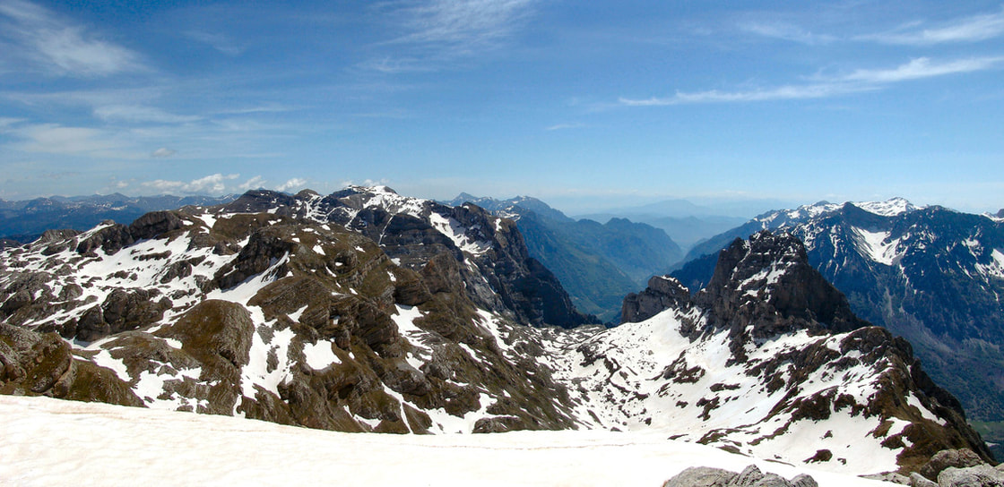 Pogled s Maje Rosit u smjeru Kolata (lijevo) i doline Valbone