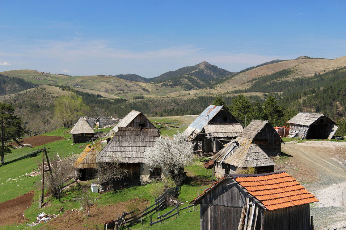 Krajinoviće. U pozadini lijevo na padini se vide kuće sela Milakovići na planini Ozren i još dalje (u sredini) šiljati vrh Čir (1600 m n.v.) koji već pripada Jadovniku.