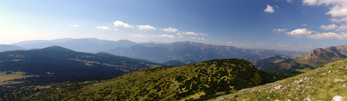 Pogled s Ahmice (2272 m). Pogled s najvišeg štedimskog vrha prema jugu, prema Kosovu i Rugovskom kraju. Šumoviti štedimski vrh (lijevo) je Maja e zez (2111 m), čije se zapadne padine spušaju prema udolini Alagine rijeke. Najbliži Ahmici (u sredini fotografije, prekrivem visokim žbunjem) je Ujkin krš (2082 m). Desno se nazire glavni greben Hajle, u pozadini Ujkova krša su Lumbardske planine, a potpuno u pozadini Đeravica.
