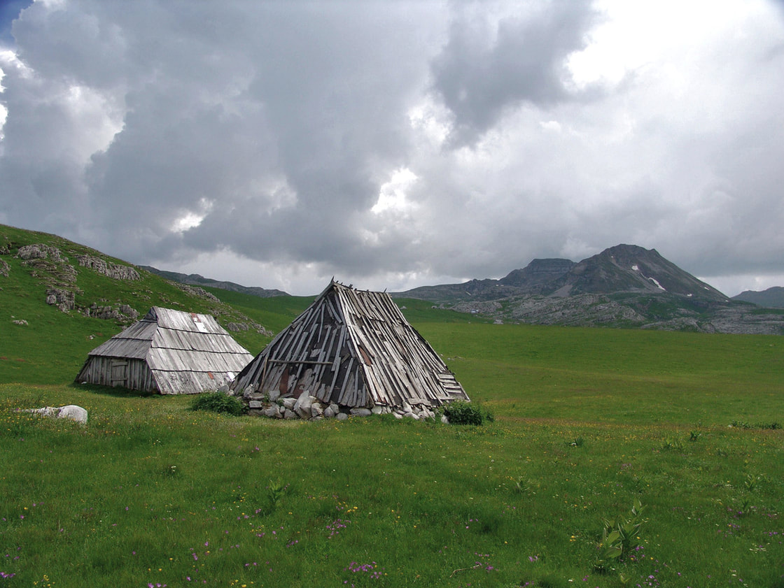 Pastirski stanovi na Javorju. Desno u pozadini vrh Líjevno.