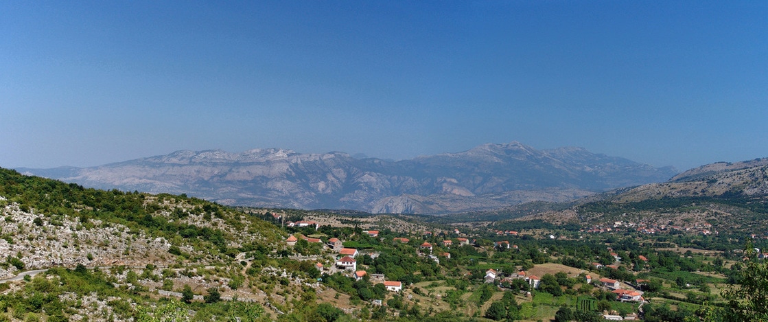 Pogled od Kuča (selo Ubli) na najistočnije planine i vrhove Prekorničke grupe. S lijeva nadesno: Ilijino bro (1105 m), Ćosak (1155 m), Brotnjik (1560 m) te posjednji, u pozadini desno Kamenik (1815 m).