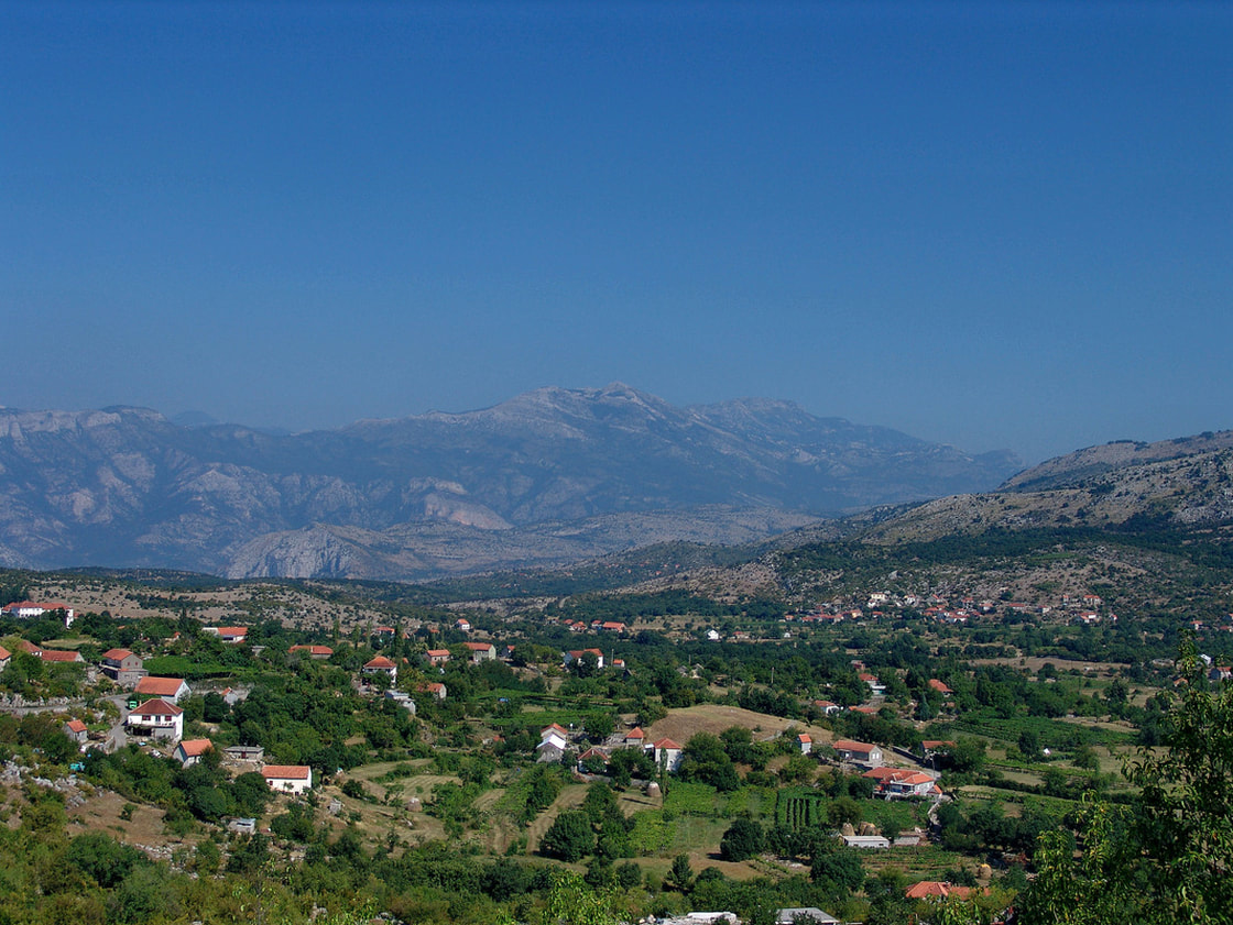 Pogled na Brotnjik iz Kuča. U prvom planu nalazi se selo Ubli. Desno iza Brotnjika je Kamenik.