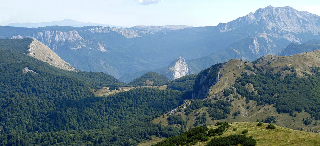 Pogled s Uglješina vrha na Donje Bare U pozadini visoravni Sniježnica i Vučevo i vrhovi Maglićaa