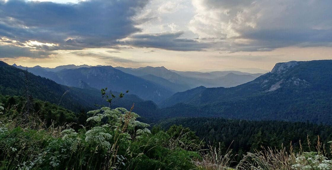 Pogled s grebena Prijevora niz uvalu Perućice