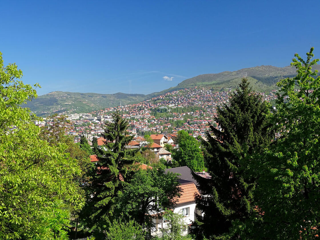 Lijevo greben Bijelosave na Bukoviku. Rubni grebeni Crepoljskog (ispred, nad posljednjim kućama je Grdonj, 906 m; u pozadini Grdonja je Greda, 1275 m)